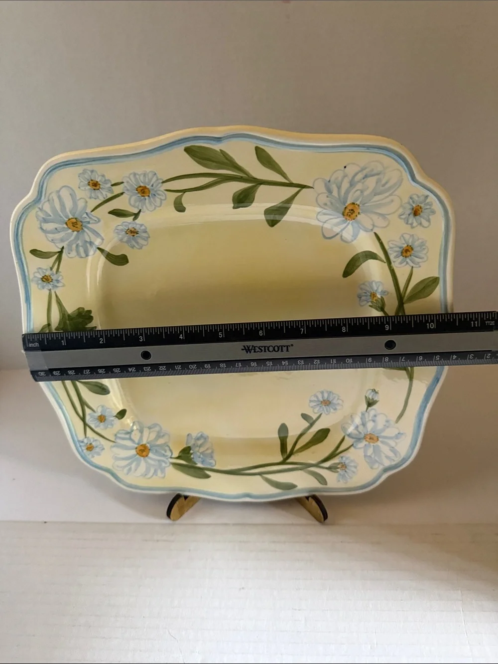 Block Daisy Chain Dinner Plate - Hand-Painted Daisy Accent
